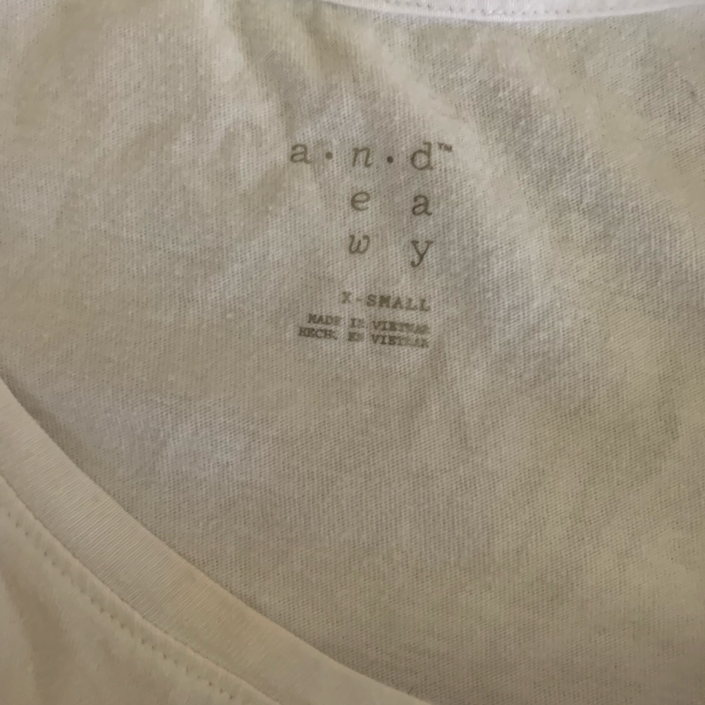 A white tank - Picture 3 of 3